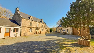 Melrand - propriété de 354m2, 14 pièces